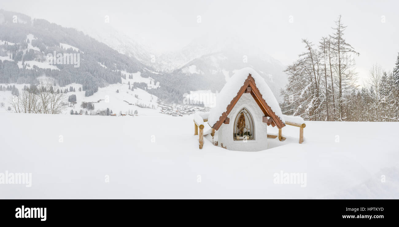Deutschland, Bayern, tief verschneiten Bildstock mit Rubihorn im Hintergrund Stockfoto