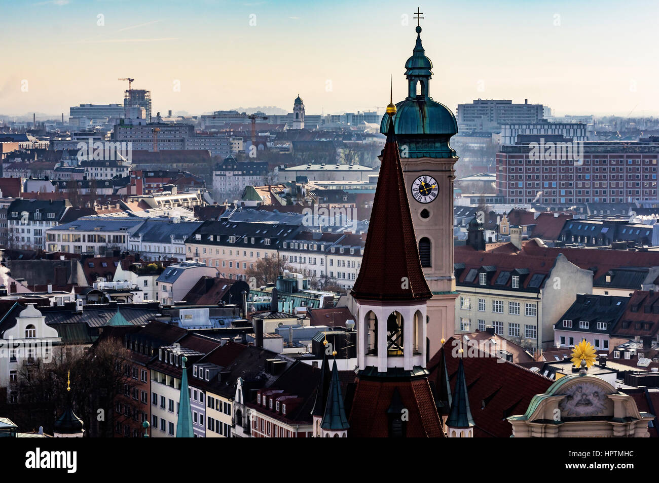 Deutschland, München, Stadtansicht mit Kirche des Heiligen Geistes Stockfoto