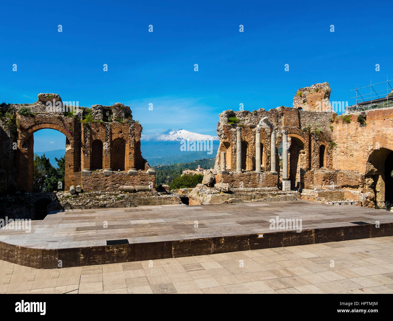 Italien, Sizilien, Taormina, Ruinen des Teatro Greco mit dem Ätna im Hintergrund Stockfoto