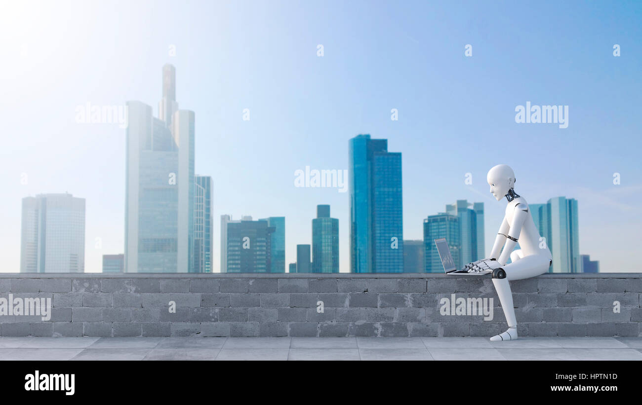Roboter auf Mauer mit Laptop vor Skyline sitzend Stockfoto