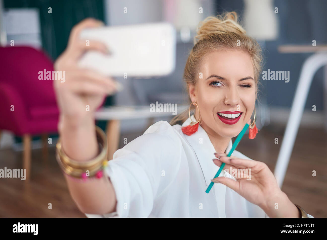 Professionelle Designer, die während der Einnahme von Selfie Zwinkern Stockfoto