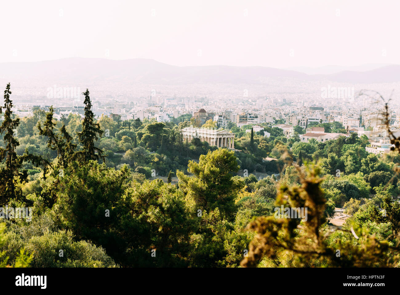 Griechenland, Athen, Hephaisteion in der Agora vom Areopag aus gesehen Stockfoto