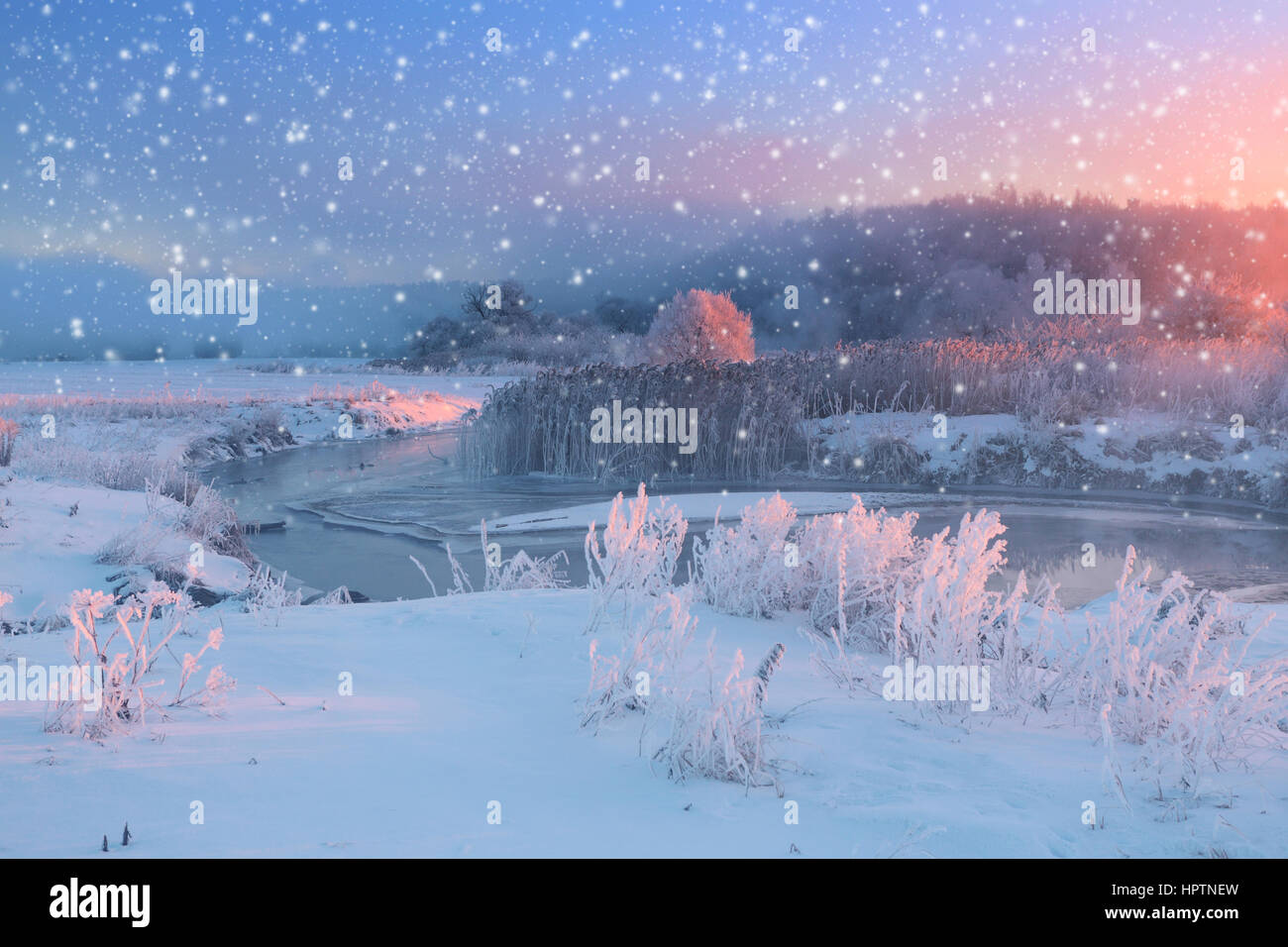 Weiße Schneeflocken Weihnachten Himmel. Weihnachten Hintergrund Farbe. Schneefall am Morgen. Frostigen Winter sunrise Stockfoto