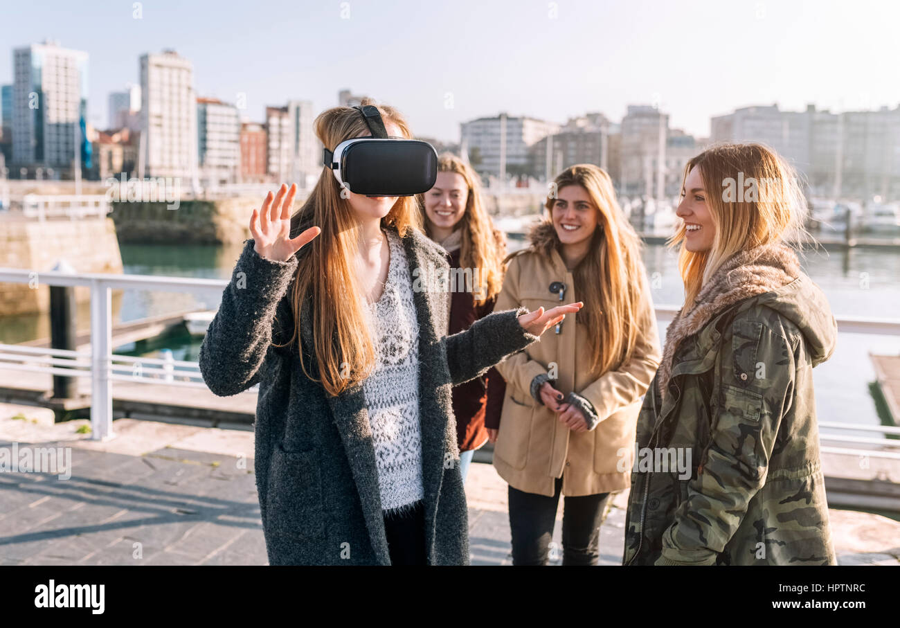 Teenager-Mädchen mit VR-Brille während ihre Freunde beobachtete Stockfoto