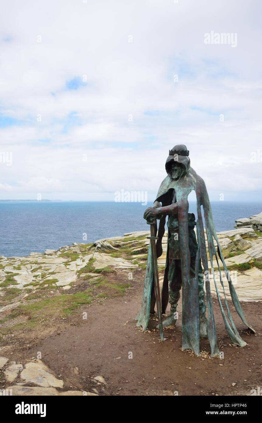 Tintagel Cornwall, Vereinigtes Königreich - 1. Juli 2016: Gallo-Statue mit Blick auf kornischen Küste an Tintagel. Inspiriert durch die Legende von König Arthur Stockfoto