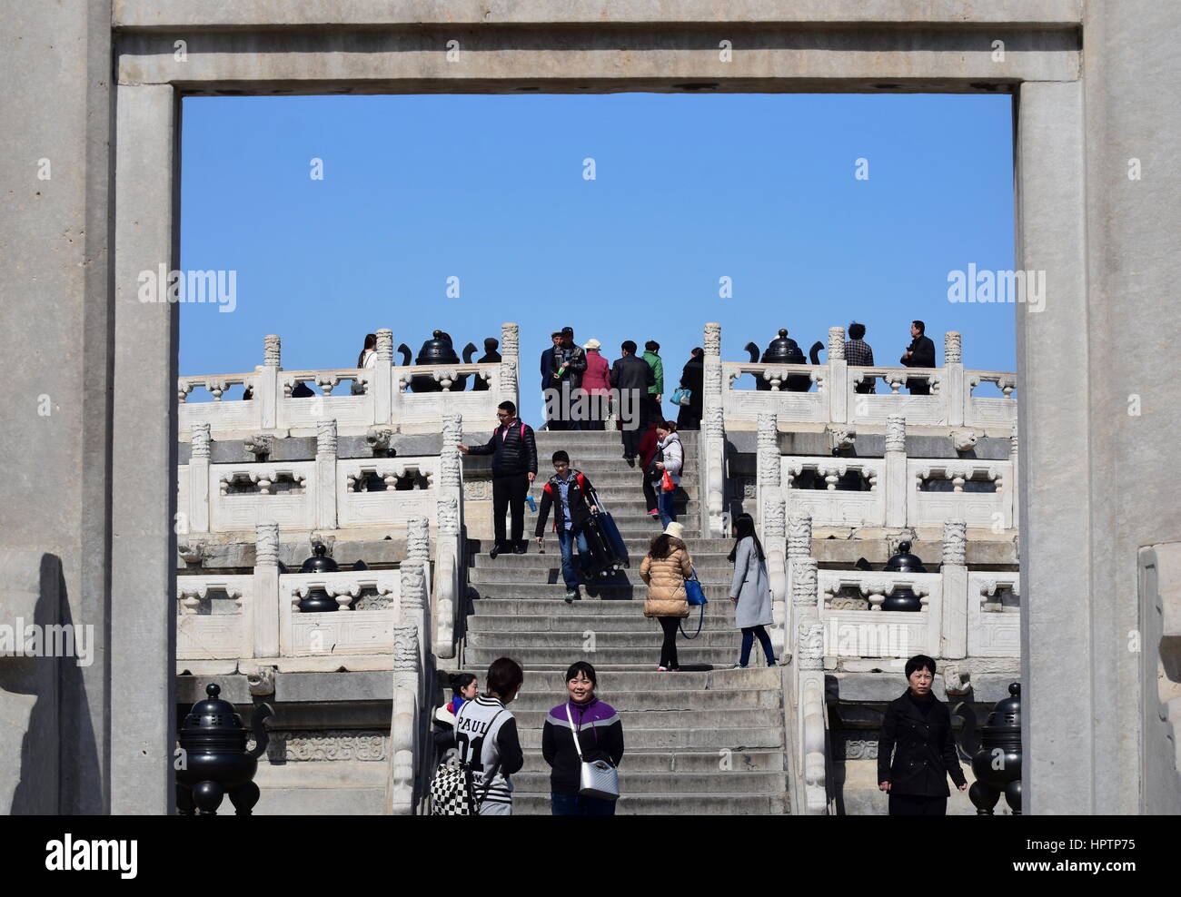 Chinesen besuchen und steigen die Treppe zum Altar der Himmelstempel in Peking umrahmt von seiner traditionellen Architektur Stockfoto