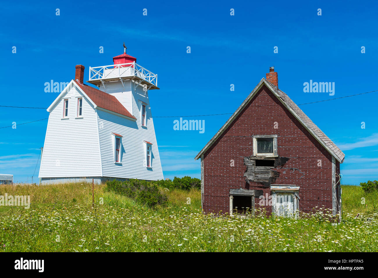 Leuchtturm von North Rustico Und Ruine eines Holzhauses, Provinz Prince Edward Island, Canada Stockfoto