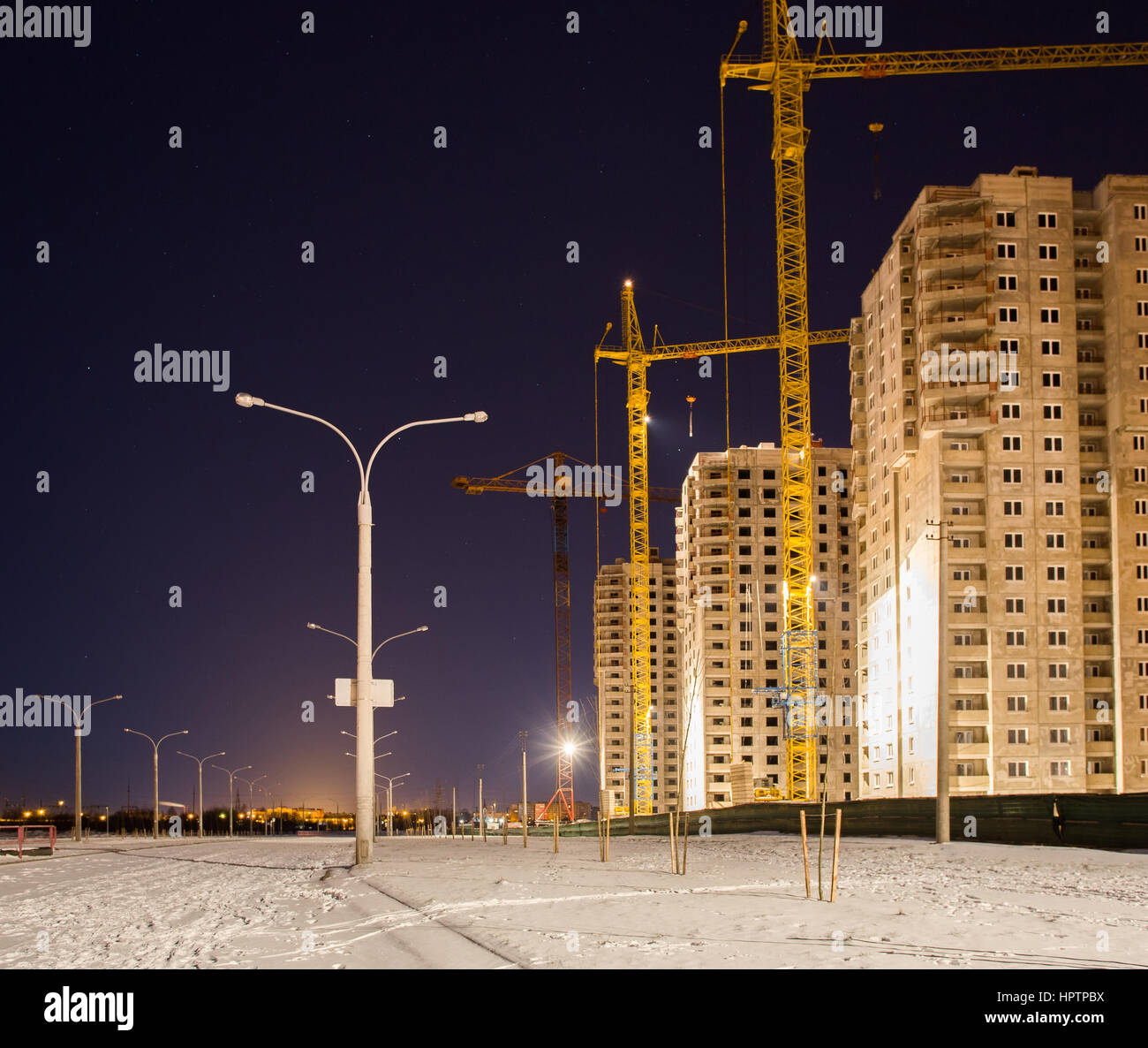 Gelbem Kranich auf den Industriebau in der Nacht Stockfoto