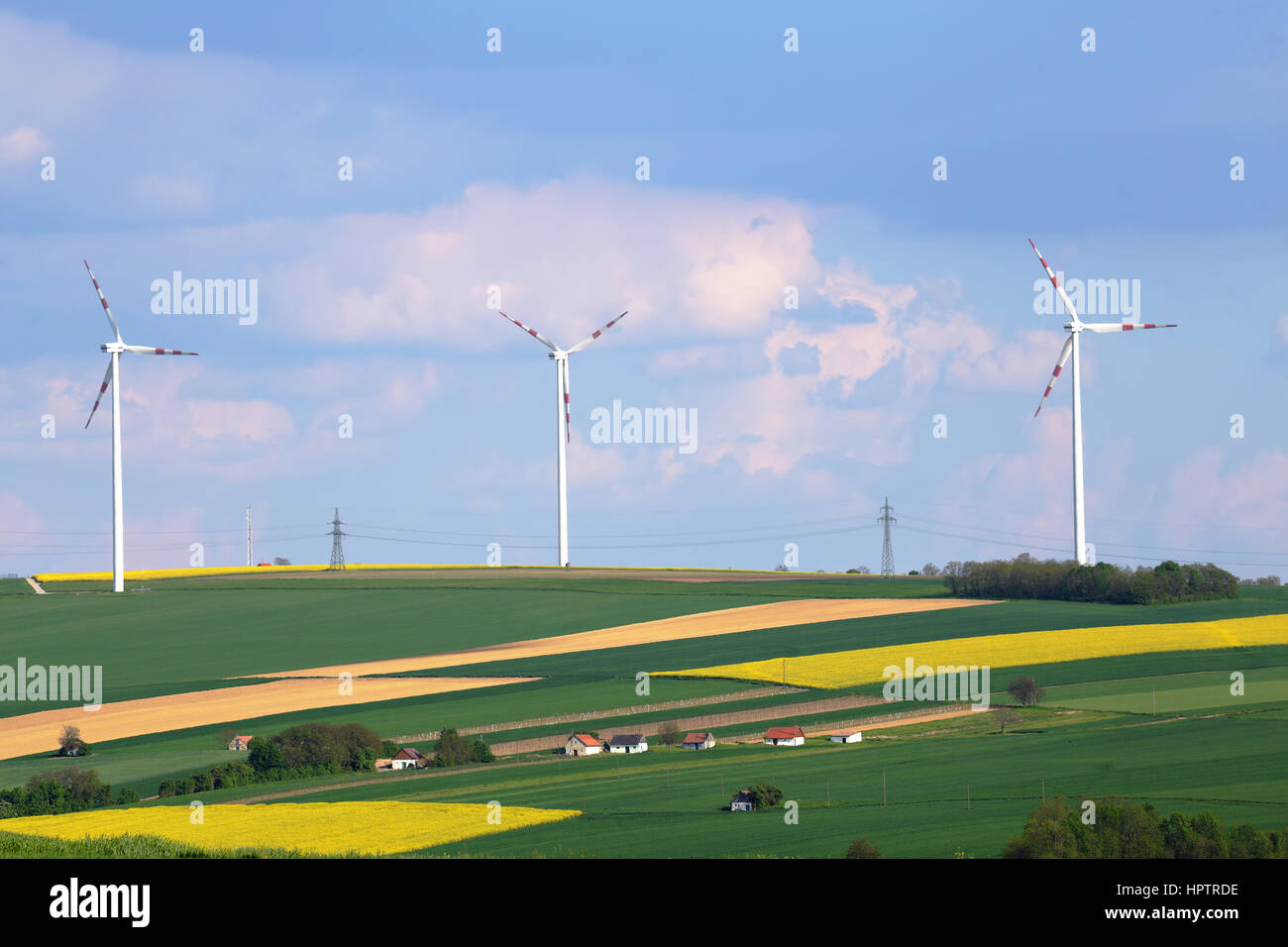 Windkraftanlagen an sonnigen Tag auf der grünen Wiese Stockfoto