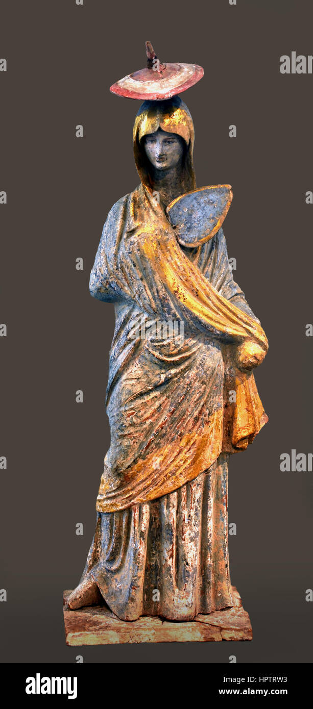 Tanageric, Terrakotta, stehende, Frau, Sonnenhut, Ventilator, Statue, gekleidet, stehende weibliche 4. Quartal 4. Cent. BC. Ort: Tanagra (Griechenland - Böotien) 34 cm Stockfoto