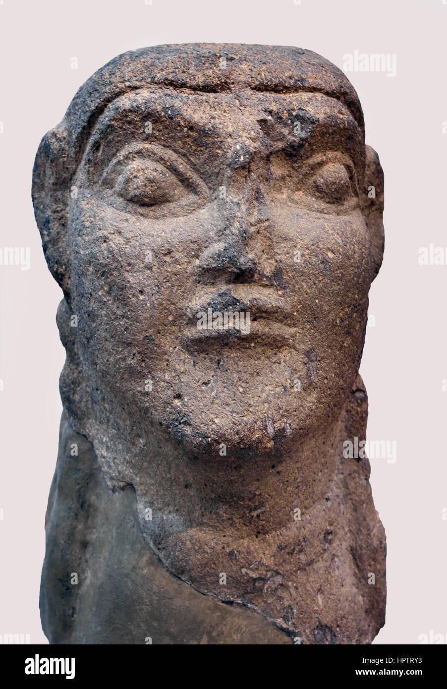 Kopf einer Sphinx, Italia Antiqua: etruskisch - Roman Vulci (Italien) 600 v. Chr. (der Kopf gehörte zu einer hockenden Sphinx mit einem Löwen Körper und Flügeln. Es stand auf einem Hügelgrab oder als (Sentinel) Eingang des Grabes. ) Etrurien, Toskana, Italien Stockfoto