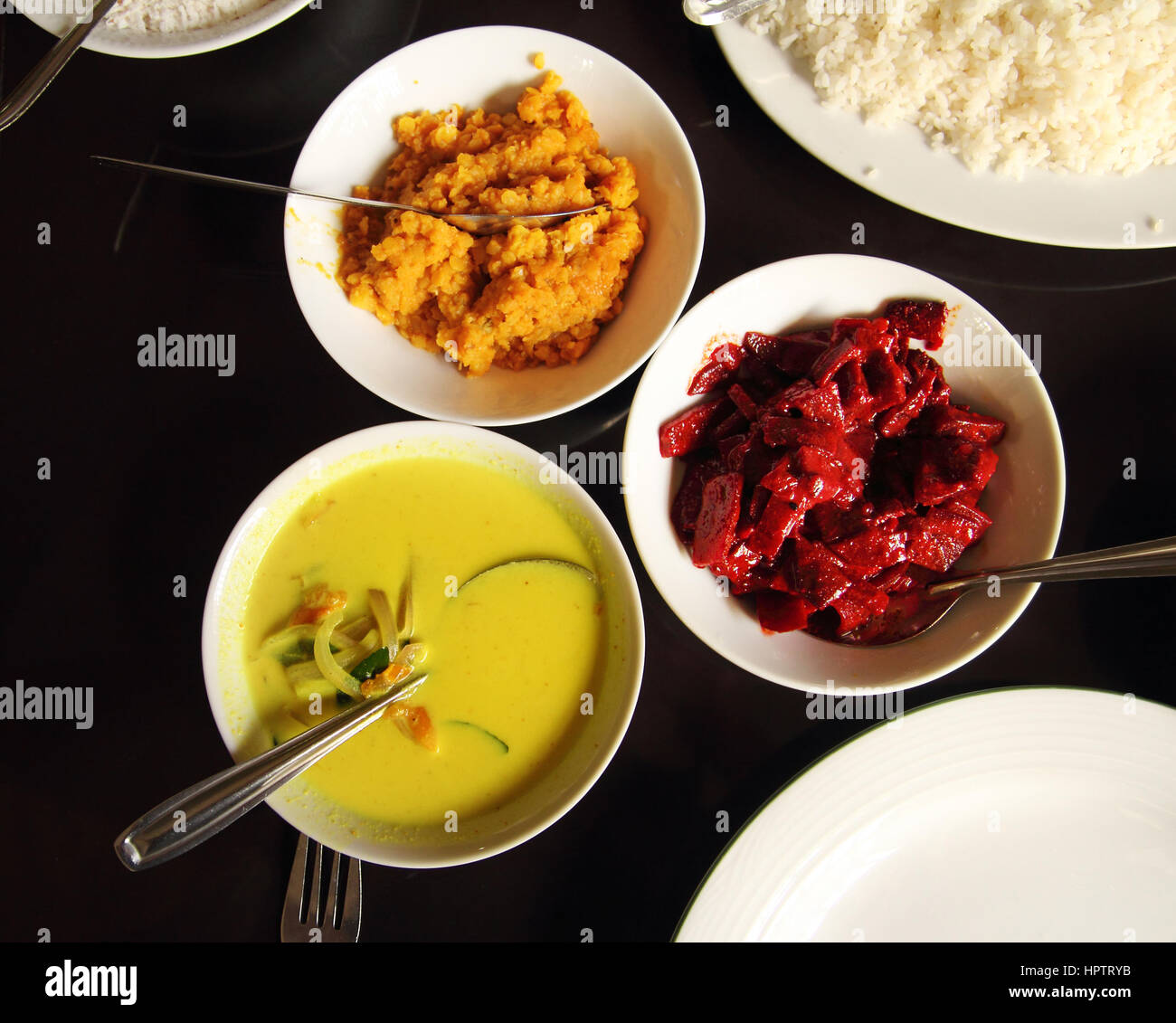 indisches Essen in Schüsseln auf Tisch Stockfoto