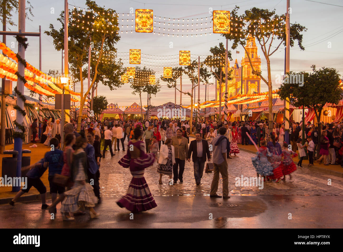 Sevilla, Spanien - 25 APR: Menschen zu Fuß auf der Sonnenuntergang Straße und feiert auf der Sevillas April Fair am 25. April 2014 in Sevilla, Spanien Stockfoto