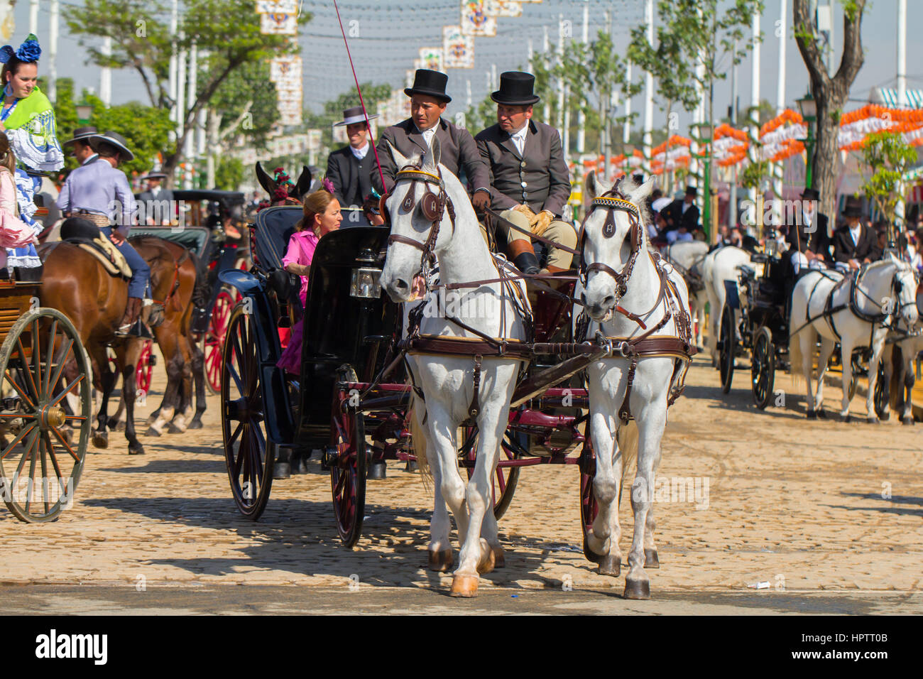 Sevilla, Spanien - 25 APR: Leute gekleidet in traditionellen Kostümen Reiten Pferdekutschen auf der Feria de Abril am 25. April 2014 in Sevilla, Spanien Stockfoto