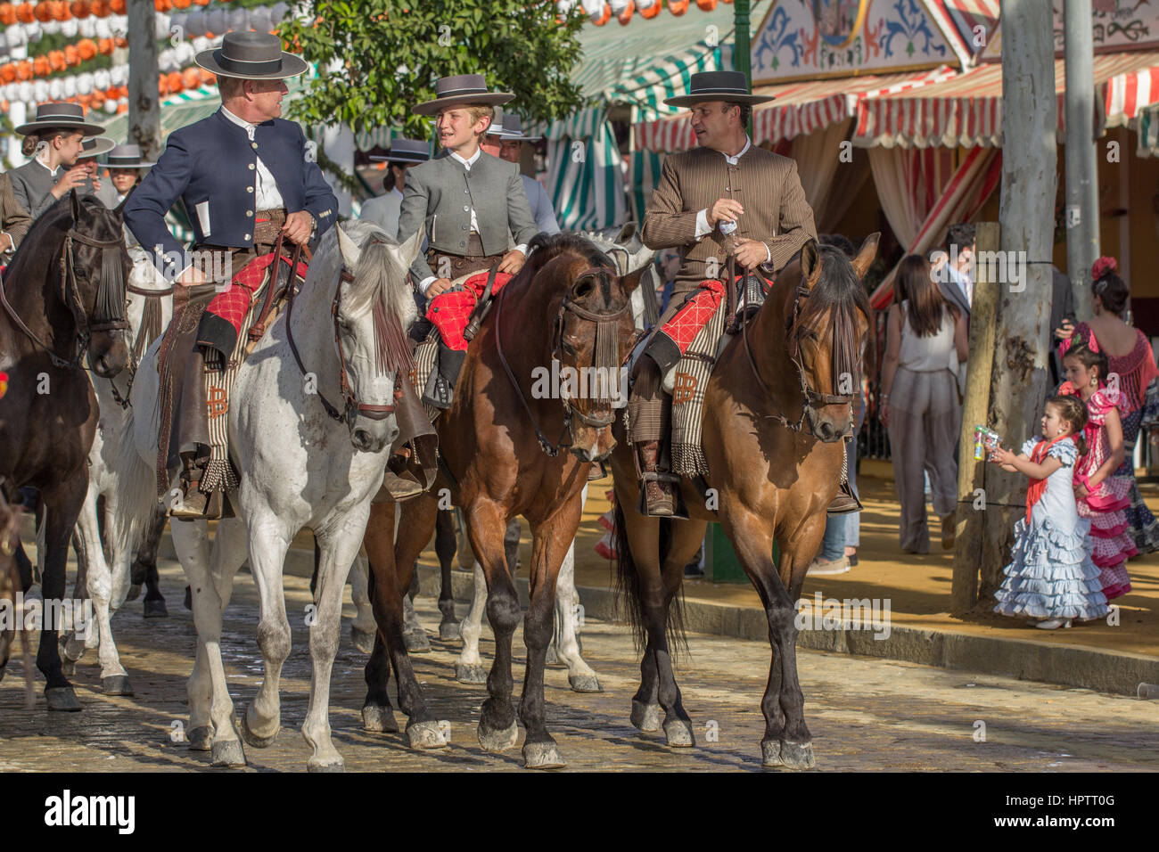 Sevilla, Spanien - 25 APR: Männer gekleidet in traditionellen Kostümen Reitpferde und feiert Sevillas April Fair am 25. April 2014 in Sevilla, Spanien Stockfoto