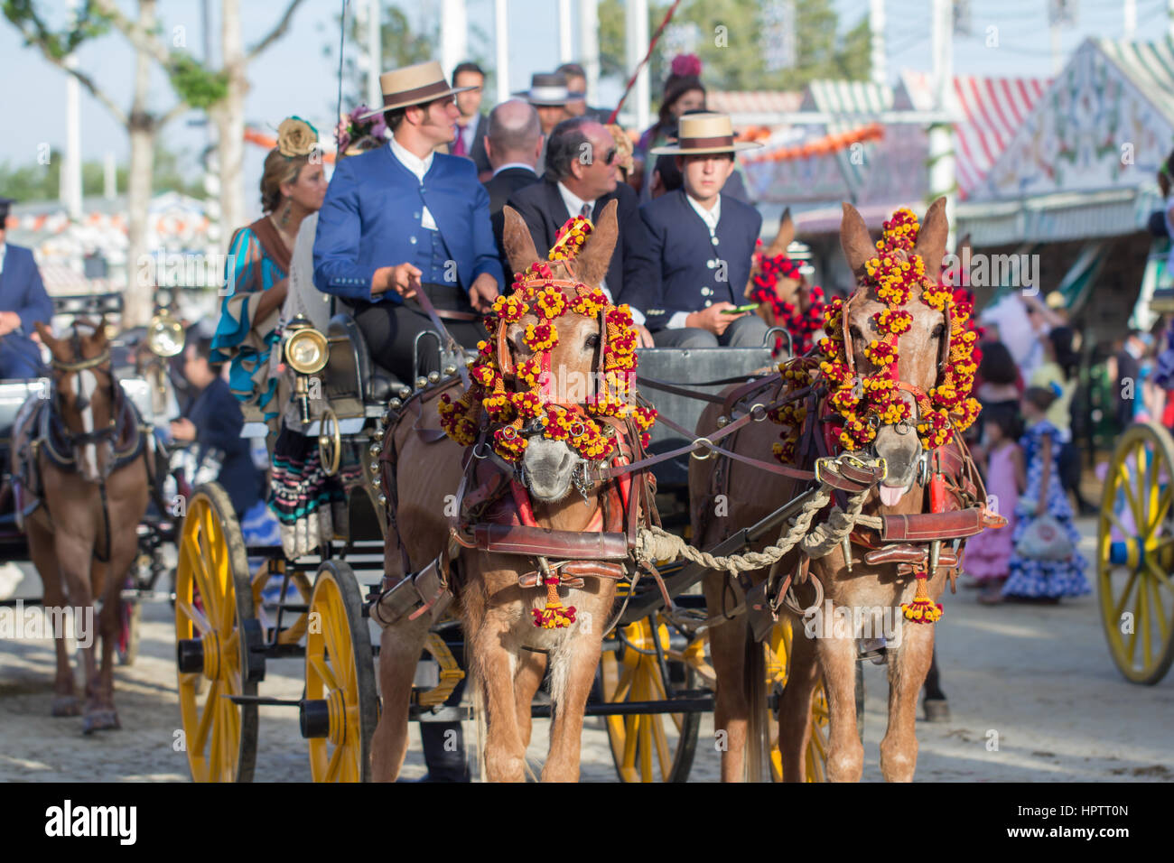 Sevilla, Spanien - 25 APR: Leute gekleidet in traditionellen Kostümen Reiten Pferdekutschen auf der Feria de Abril am 25. April 2014 in Sevilla, Spanien Stockfoto