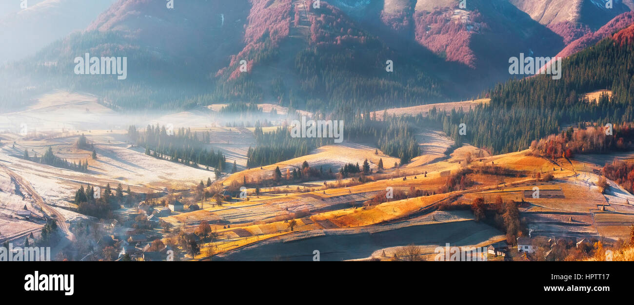 Panorama der Winterberge sky Valley Nebel Stockfoto