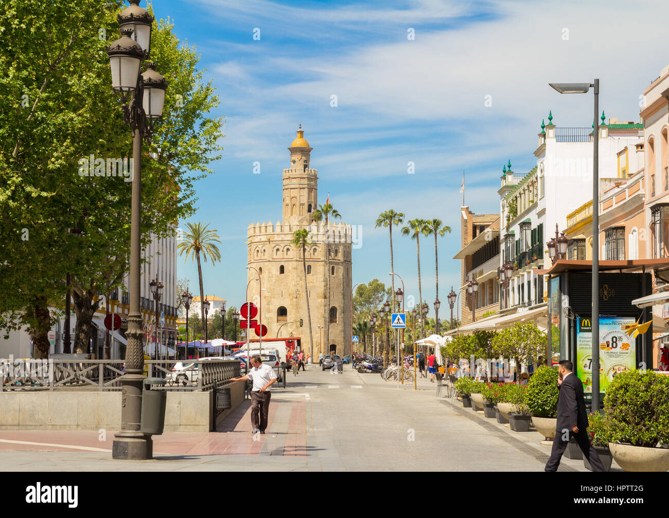 SEVILLA, Spanien - 20 APRIL: Straße von Sevilla mit Torre del Oro am 20. April 2015 Stockfoto