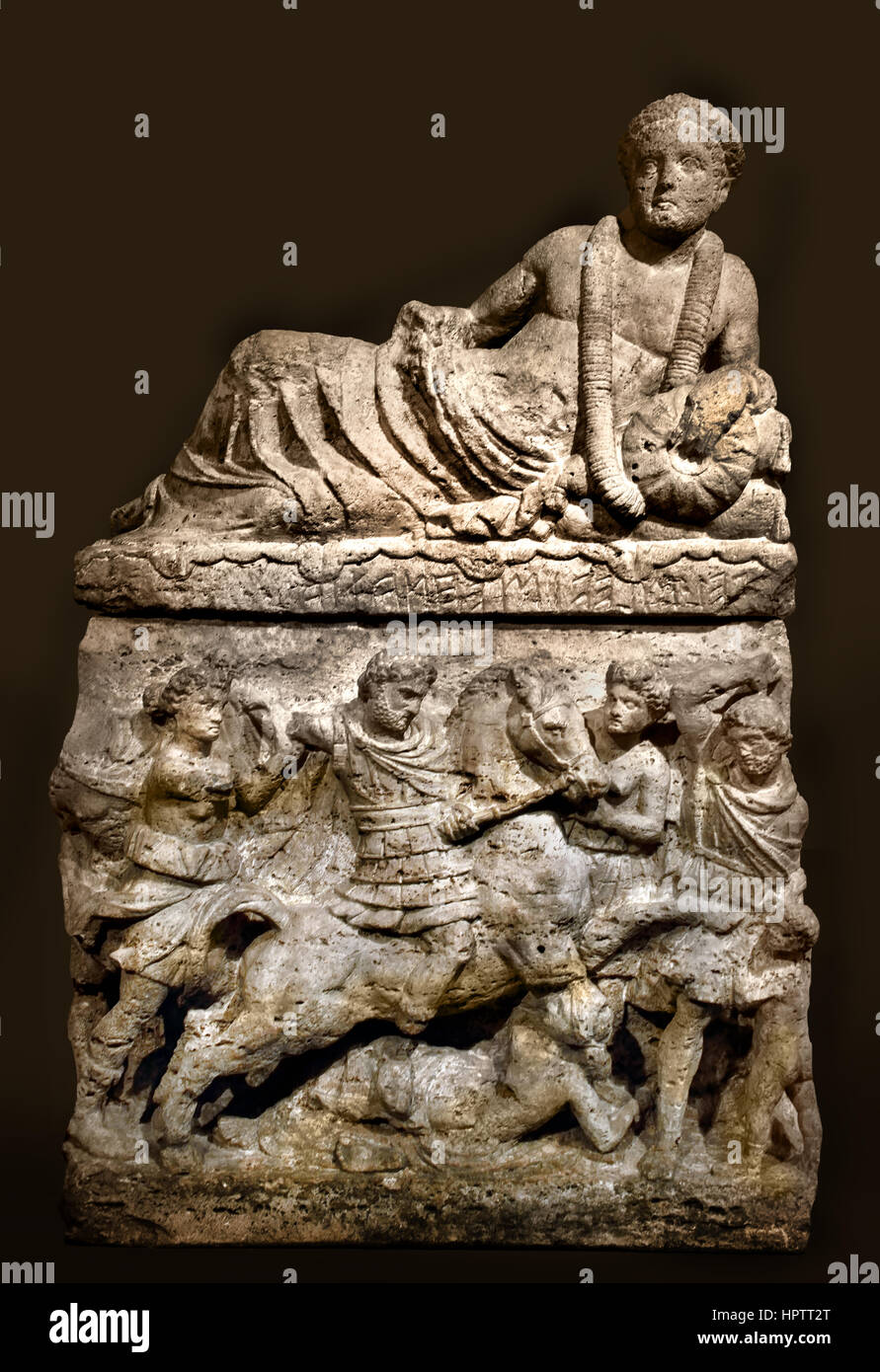 Zurückzuführen Urne mit Deckel: liegender Mann mit Omphalos Schüssel. Aus dem Grab der Familie Calisna Sepu, Monteriggioni - Malacena (Italien). Alabaster, um 150 v. Chr. Stockfoto