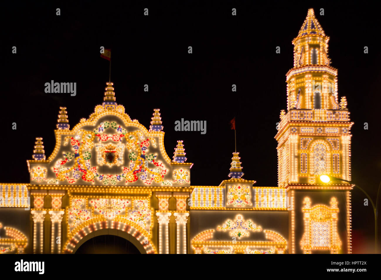 Sevilla - APRIL 23: Eine aufwendige Tor wird jedes Jahr während der Feria de Abril am 23. April 2015 in Sevilla errichtet. Stockfoto