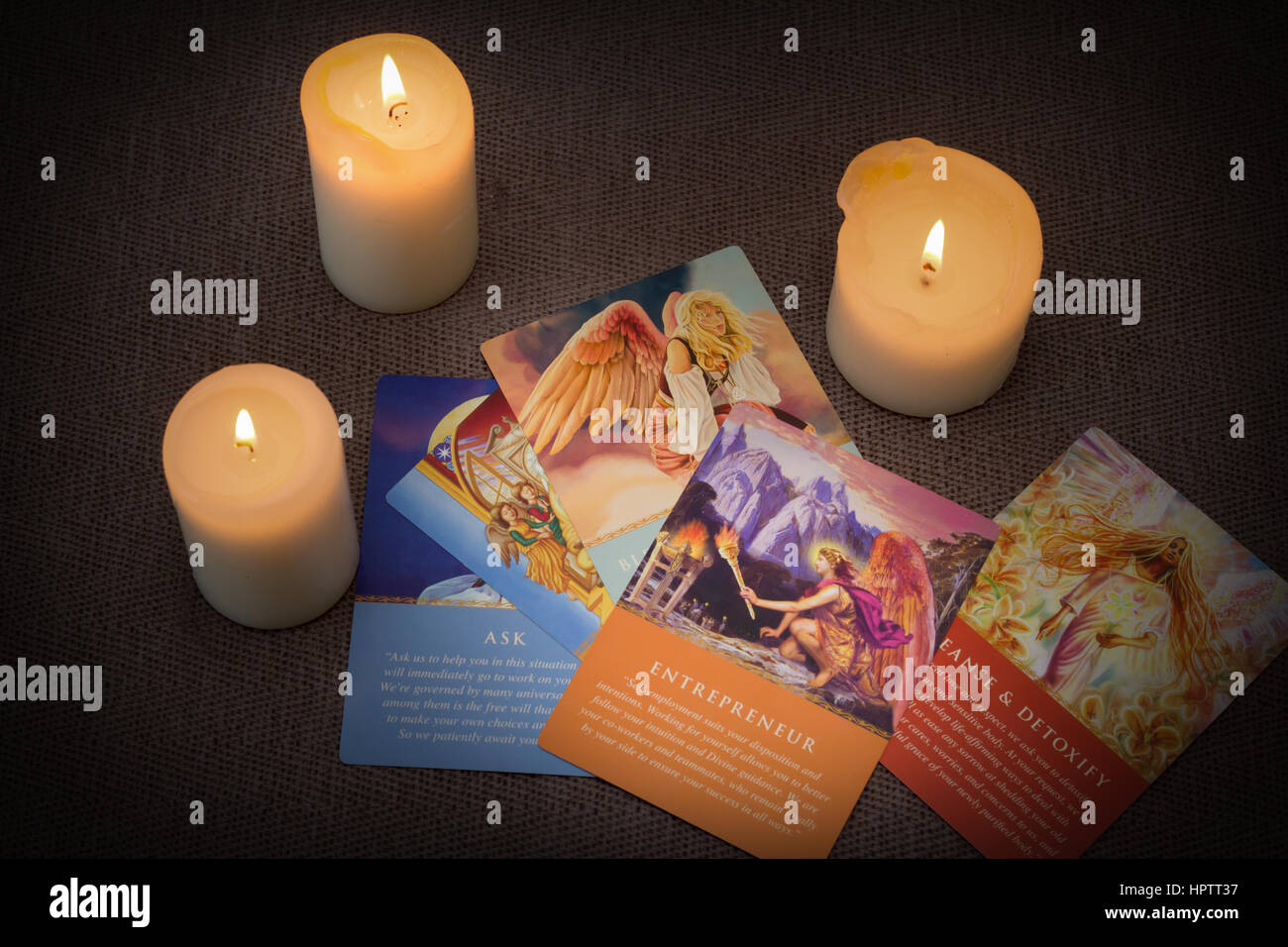 Bratislava, Slowakei, Februar 2017: illustrative und redaktionelle Tarot-Karten und brennenden Kerze auf Holztisch Stockfoto