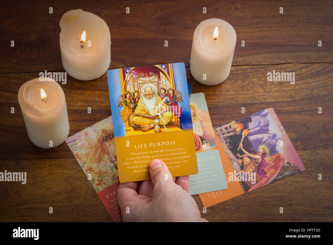 Bratislava, Slowakei, Februar 2017: illustrative und redaktionelle Tarot-Karten und brennenden Kerze auf Holztisch Stockfoto