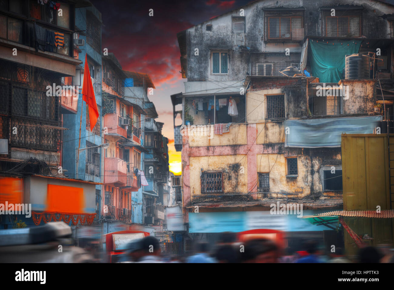 Mumbai, ehemals Bombay - eine Stadt im Westen von Indien, an der Küste des Arabischen Meeres. Maharashtra Civic Centre. Slum Stockfoto