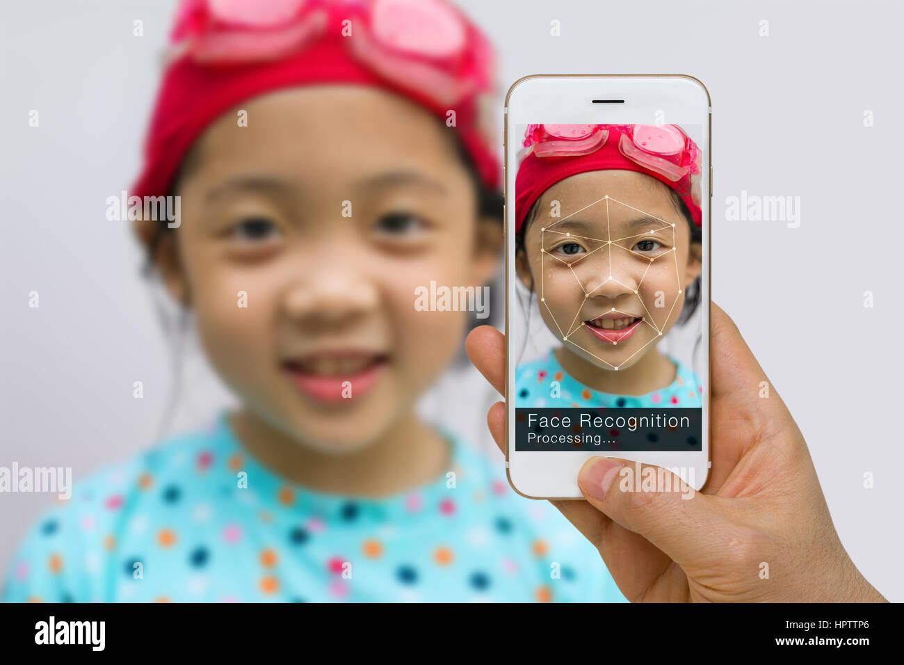 Konzept der biometrischen Verifikation, Gesichtserkennungstechnologie, mit app auf dem Smartphone. Stockfoto