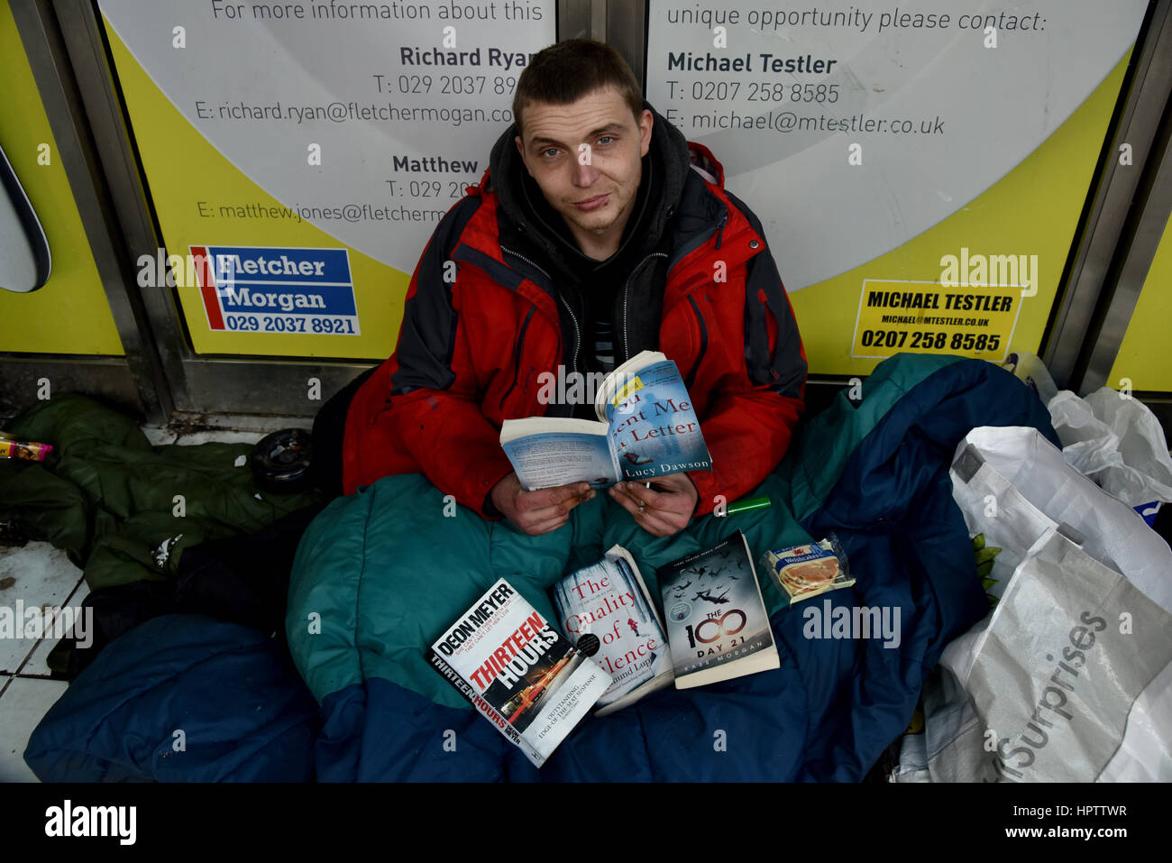 Obdachloser Aaron Kenneth Morgan, 29, Leben auf den Straßen in Cardiff, Südwales, UK. Aaron vergeht, dass seine Zeit Bücher zu lesen. Stockfoto