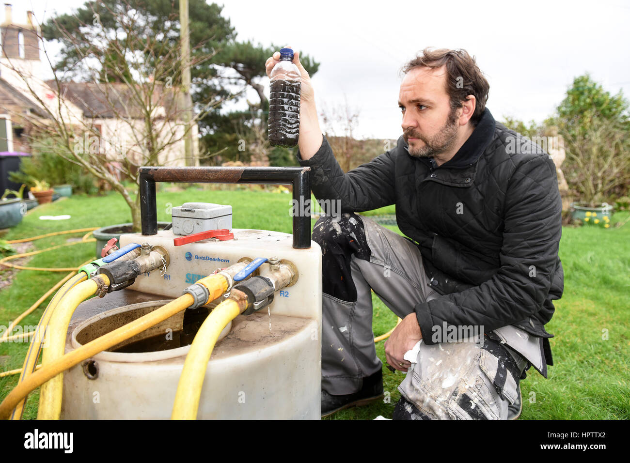 Ingenieur Klempner Heizleistung eines inländischen Zentralheizung Spülsystem Stockfoto
