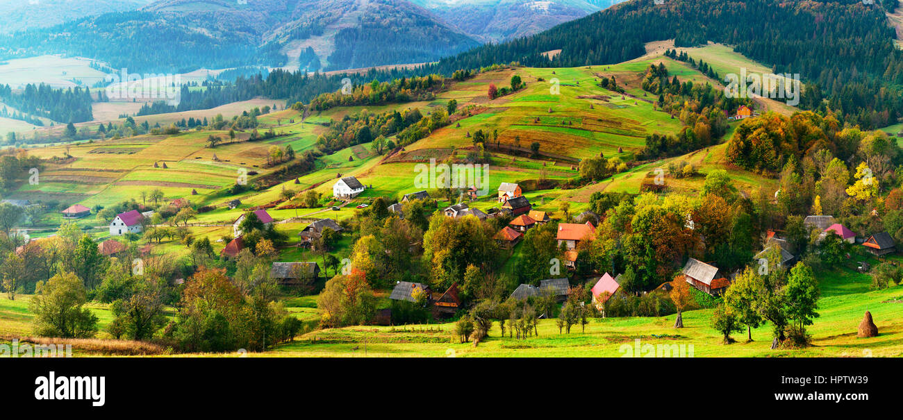 Karpaten-Natur-Landschaft Herbst Bergen-Tal Stockfoto