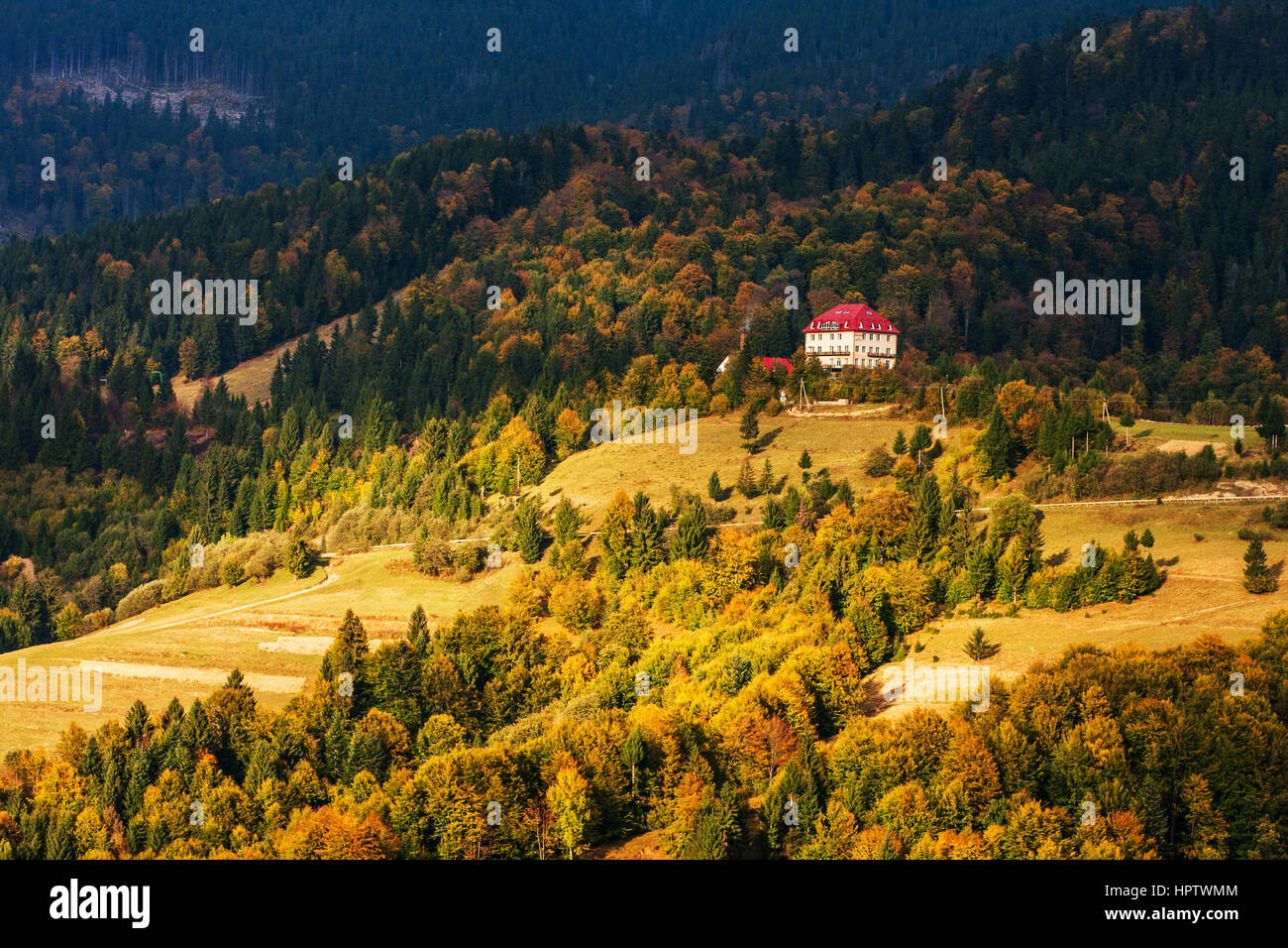 Genähte Panorama der Berge Himmel Tal Nebel gelb Herbstwald Stockfoto