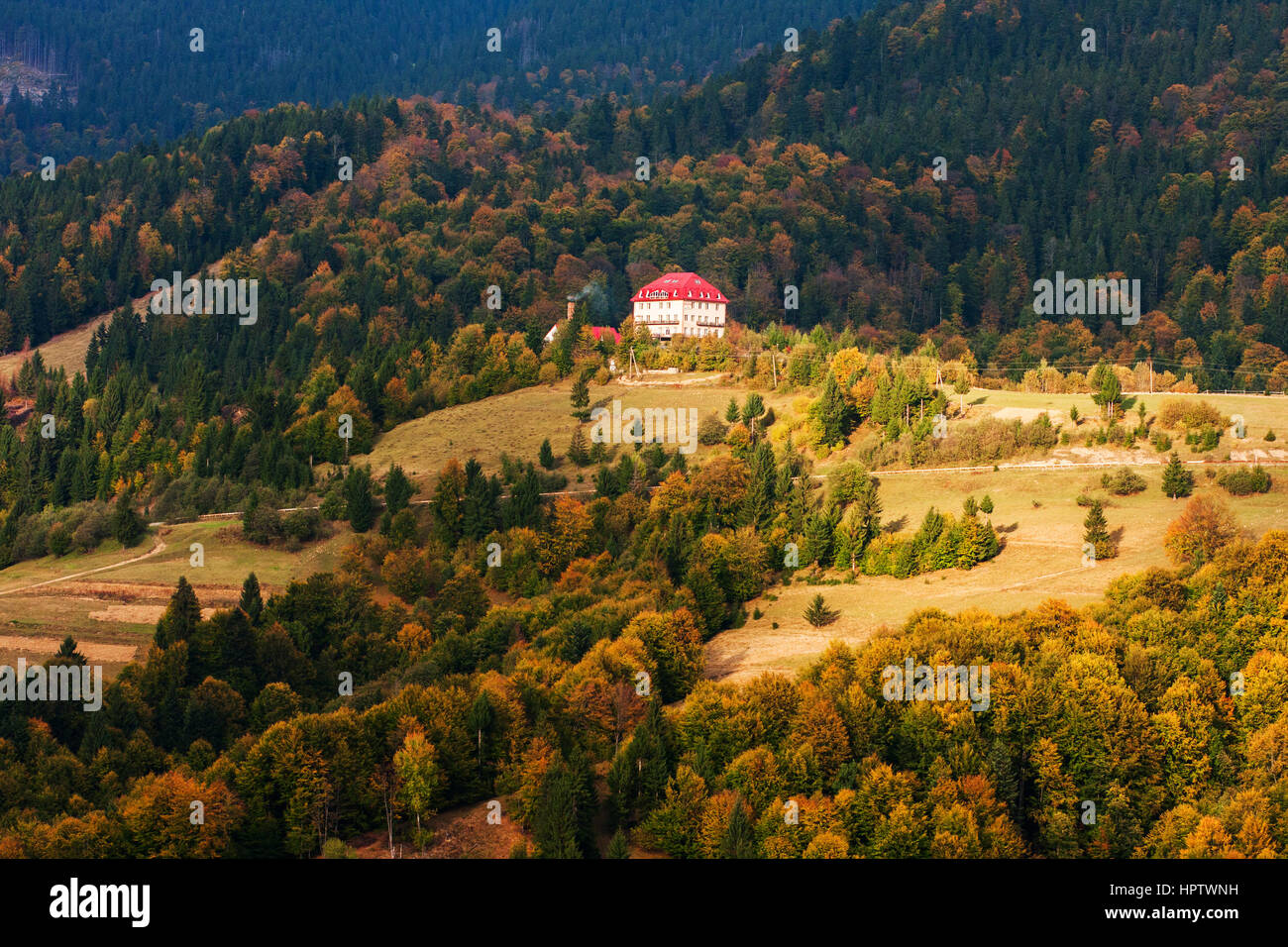Genähte Panorama der Berge Himmel Tal Nebel Herbstwald Stockfoto
