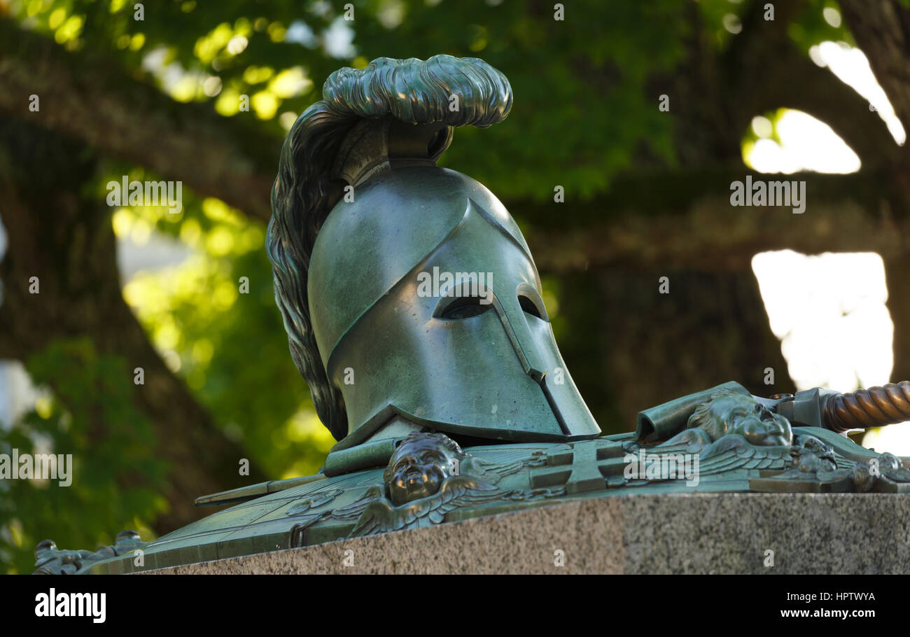 Bronzehelm schmückt die Sarcophage Augustin Ehrensvärd, der Gründer der maritime Festung Suomenlinna (Sveaborg). Stockfoto