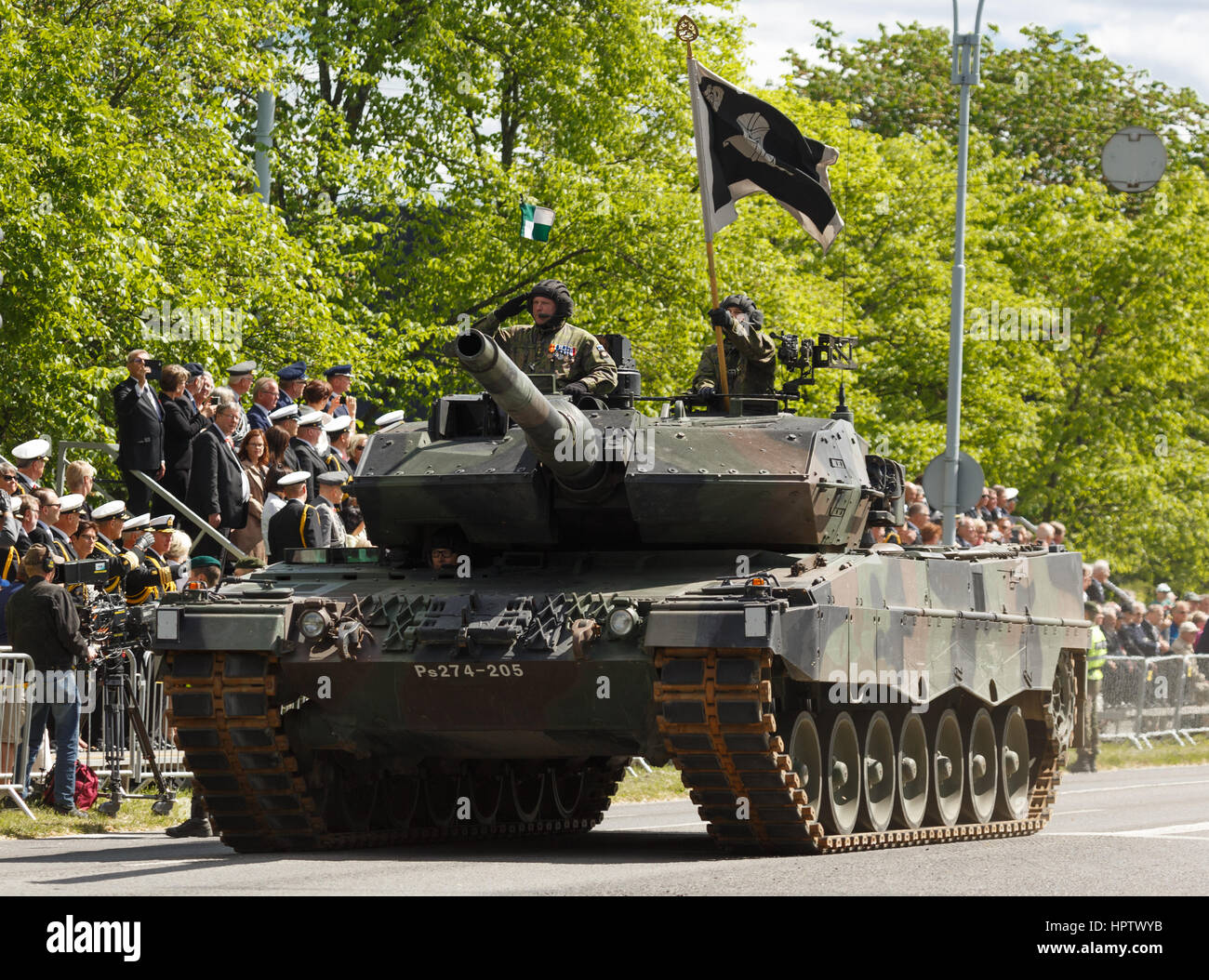 Leopard 2A6 Kampfpanzer der finnischen Armee in die nationale Flagge Day-Parade in Turku am 4. Juni 2016. Stockfoto