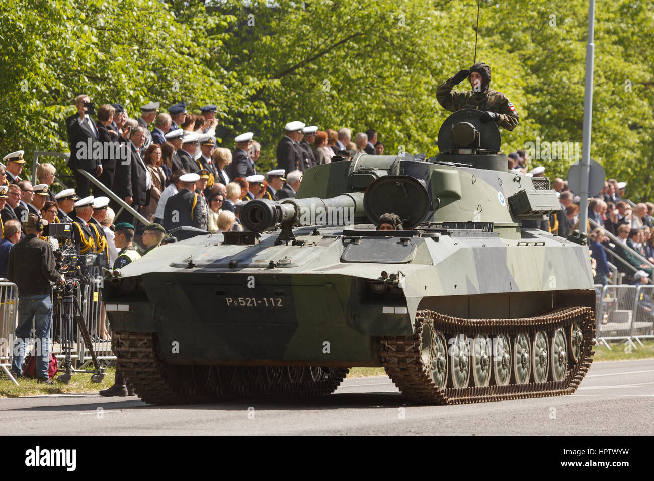Panzerhaubitze auf der Flag Day Parade in Turku am 4. Juni 2016. Stockfoto