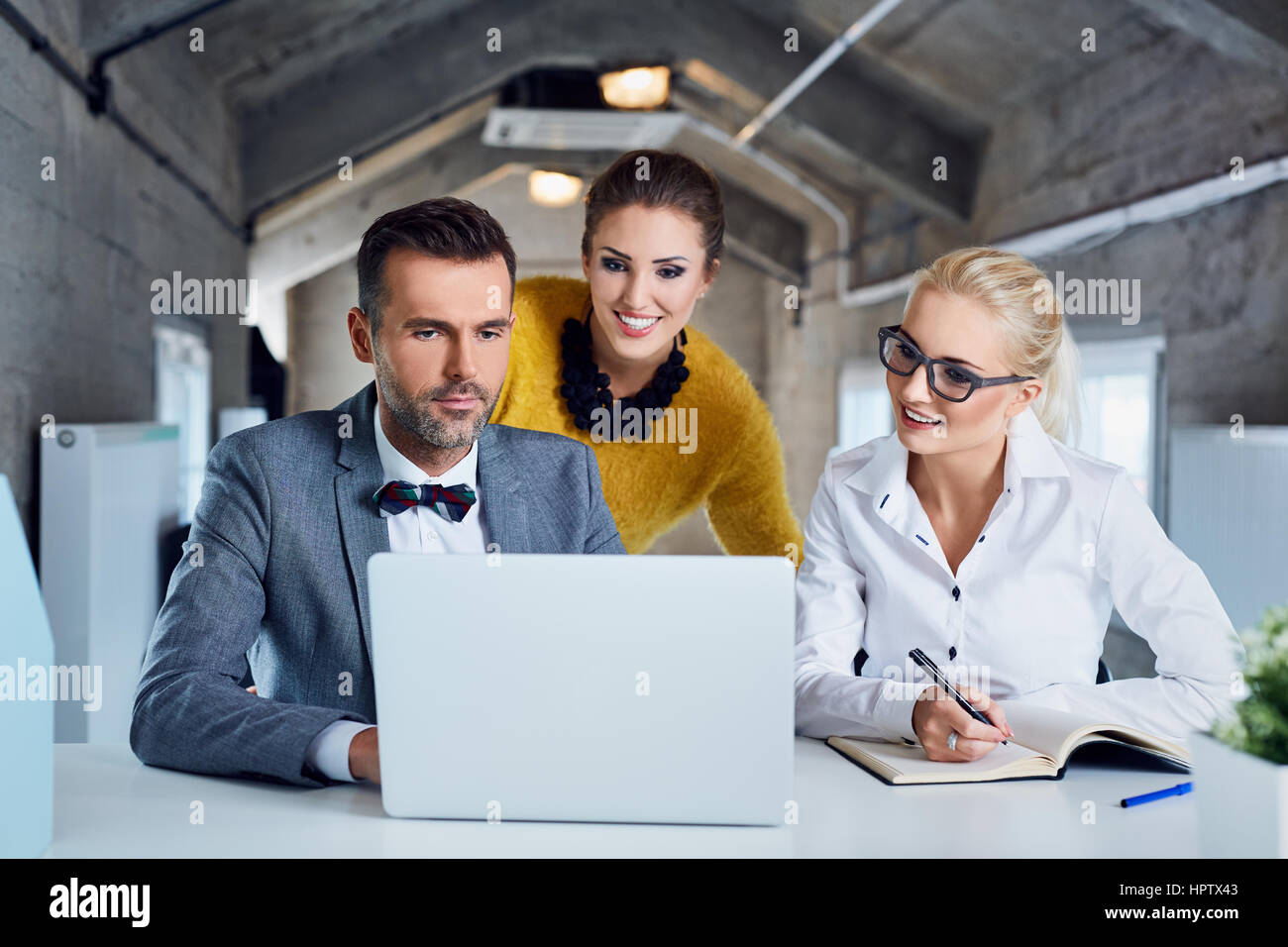 Gruppe von kreativen Geschäftsleute auf Laptop im modernen Büro Stockfoto