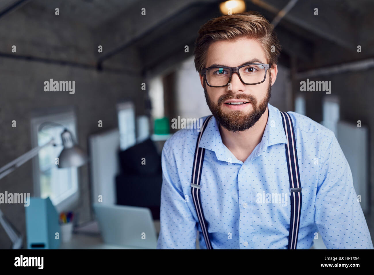 Porträt der schönen Designer tragen Brillen im Büro Stockfoto