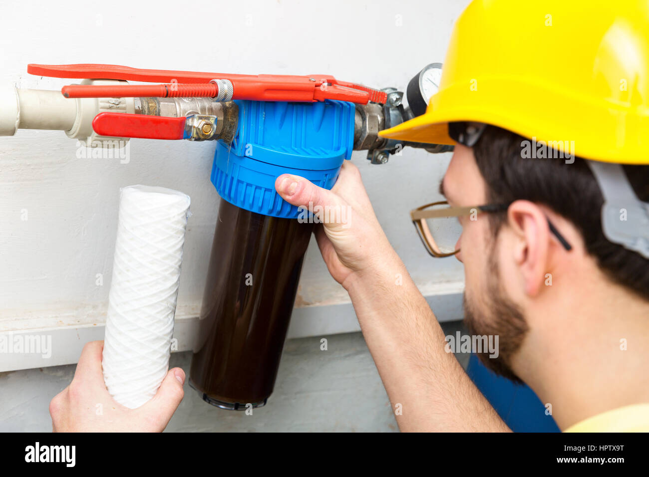Wasserfiltration - Klempner Schmutzwasser Filterwechsel Stockfoto