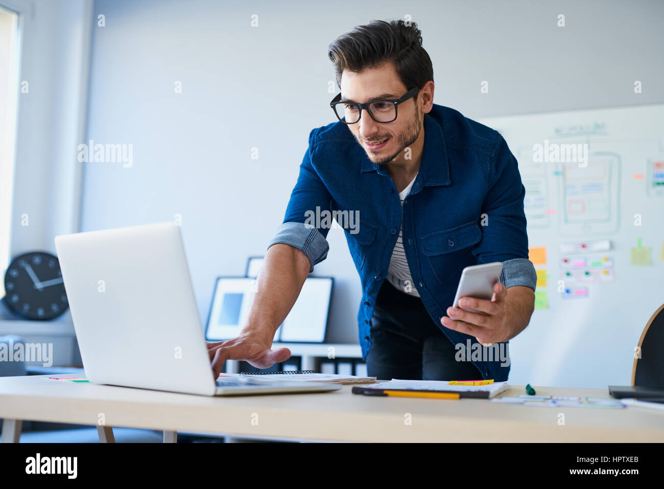 Programmierer, Web-Entwickler, Designer arbeitet im Büro Website mobile und Desktop-Versionen vergleichen Stockfoto