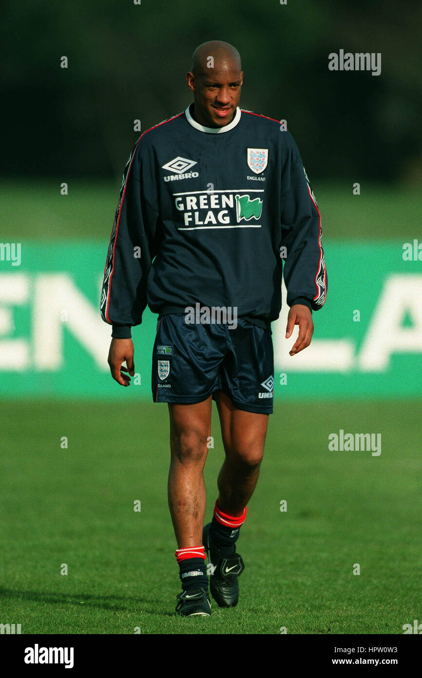 DION DUBLIN an der 10. Februar 1998 Ausbildung in ENGLAND Stockfoto