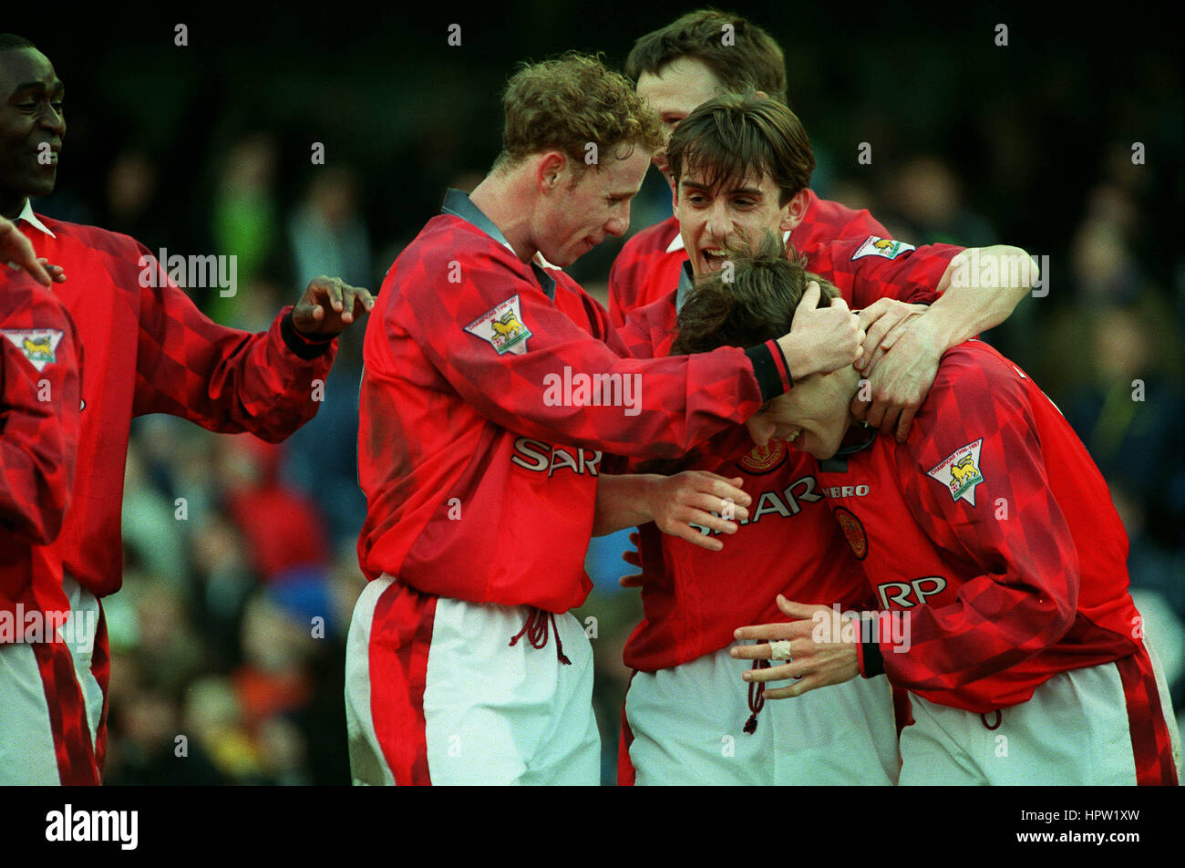 PHILIP NEVILLE GRATULIERTE nach seinem Tor gegen den FC CHELSEA 3. März 1998 Stockfoto