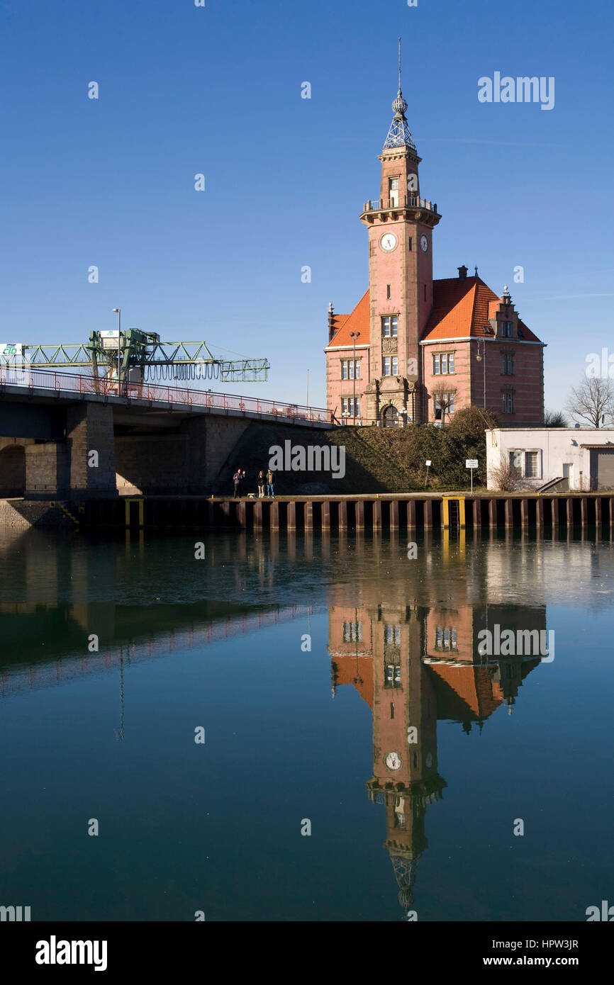 Europa, Deutschland, Ruhrgebiet, Dortmund, Hafen am Dortmund-Ems-Kanal, der alte Hafen beherrscht Büro. Stockfoto