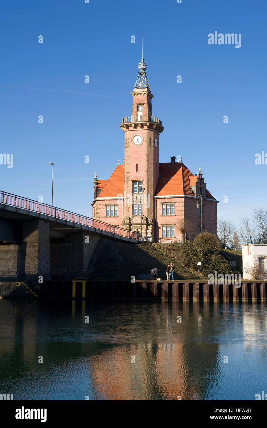 Europa, Deutschland, Ruhrgebiet, Dortmund, Hafen am Dortmund-Ems-Kanal, der alte Hafen beherrscht Büro. Stockfoto