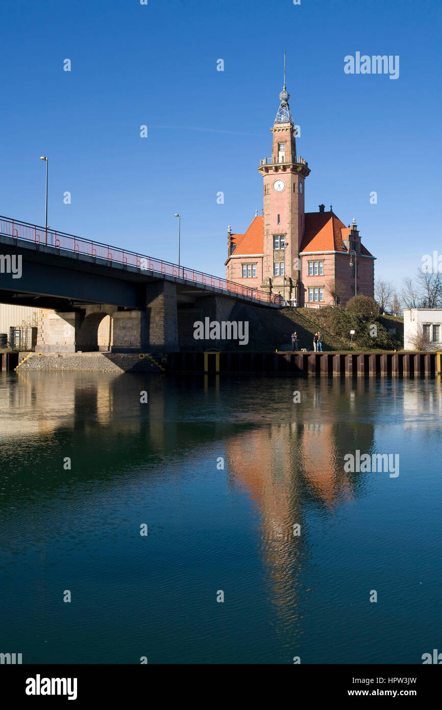 Europa, Deutschland, Ruhrgebiet, Dortmund, Hafen am Dortmund-Ems-Kanal, der alte Hafen beherrscht Büro. Stockfoto