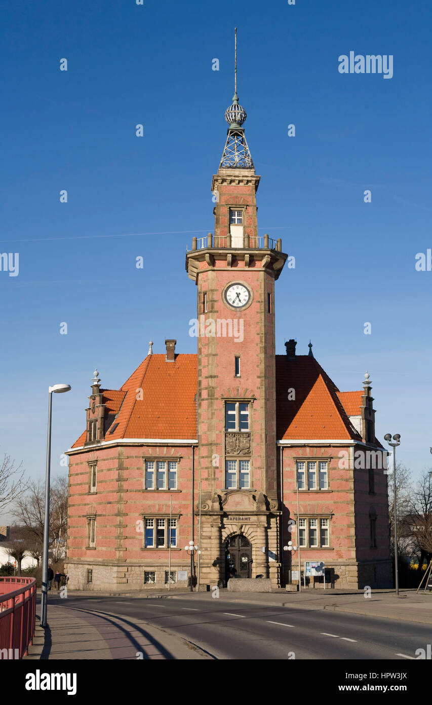 Europa, Deutschland, Ruhrgebiet, Dortmund, Hafen am Dortmund-Ems-Kanal, der alte Hafen beherrscht Büro. Stockfoto