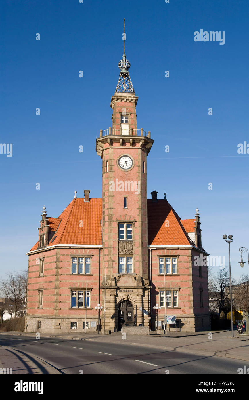Europa, Deutschland, Ruhrgebiet, Dortmund, Hafen am Dortmund-Ems-Kanal, der alte Hafen beherrscht Büro. Stockfoto