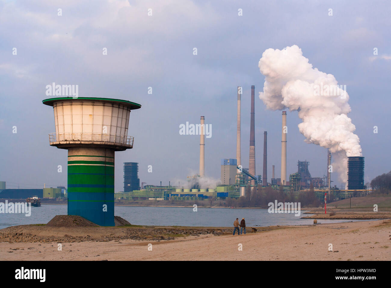 Deutschland, Duisburg-Bruckhausen, Turm der Wasserentnahmestelle für die Trinkwassergewinnung am Rhein, die Kokerei Schwelgern Stockfoto