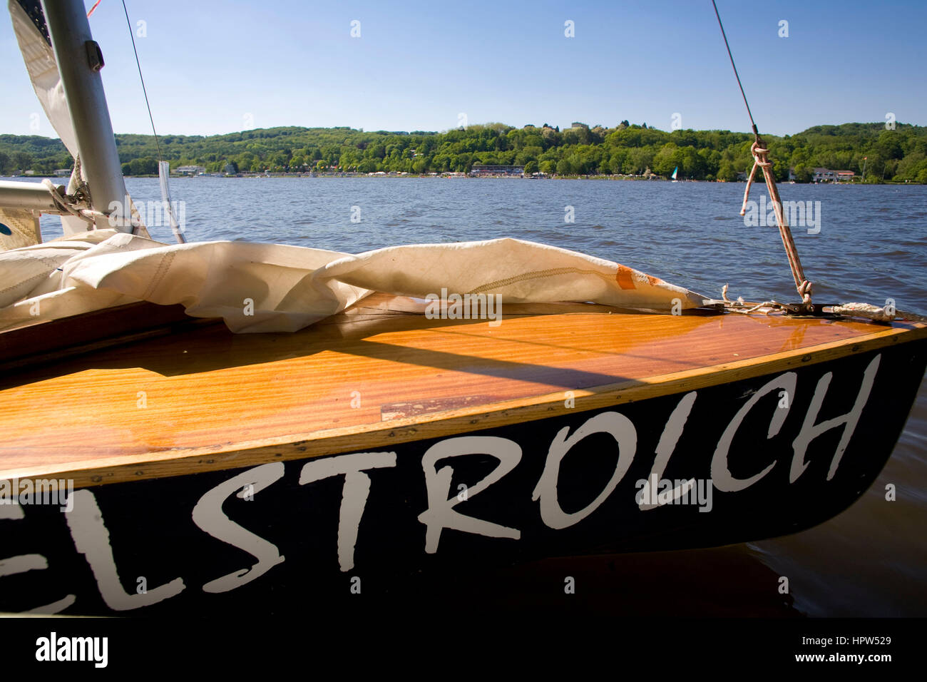 Europa, Deutschland, Ruhr Gebiet, Essen, Segelboot am See Baldeney. Stockfoto