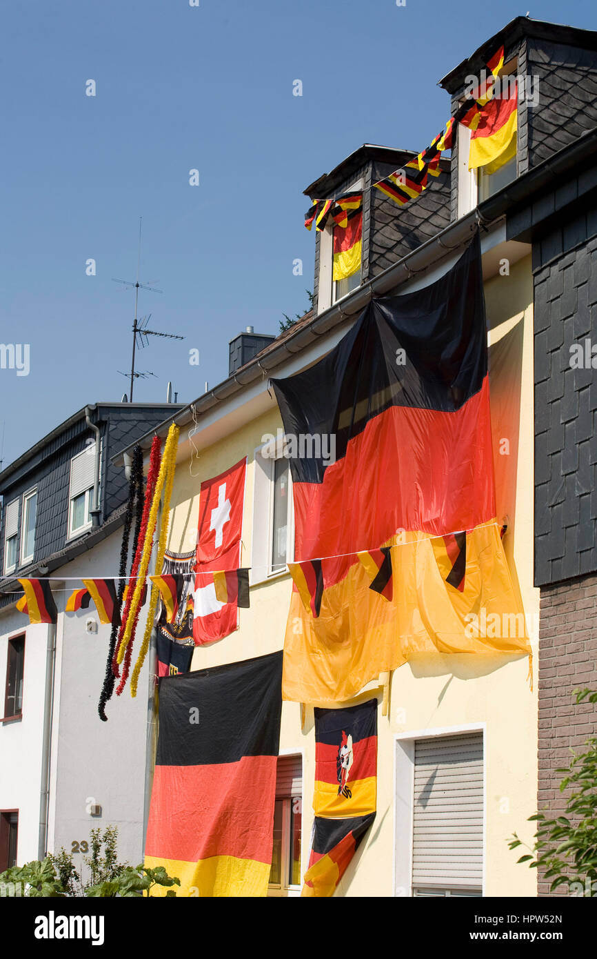 Europa, Deutschland, Ruhrgebiet, Essen, mit deutschen Flaggen dekoriert Haus während der UEFA Euro 2008 an der Autobahn A 40. Stockfoto